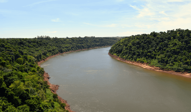 Rio Paraguay, der Fluss der sich durch das Land zum Auswandern zieht